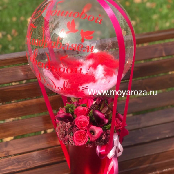 Цветы в коробке с шаром и надписью