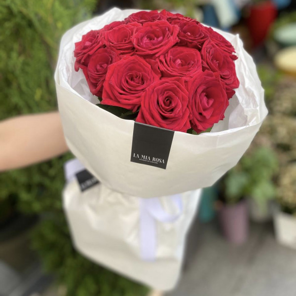 Букет из 15 красных роз в дизайнерской упаковке