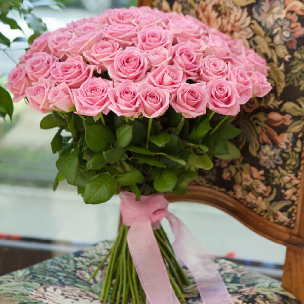 Букет из 31 нежно-розовой розы 