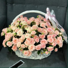 Корзина цветов «35 кустовых роз»