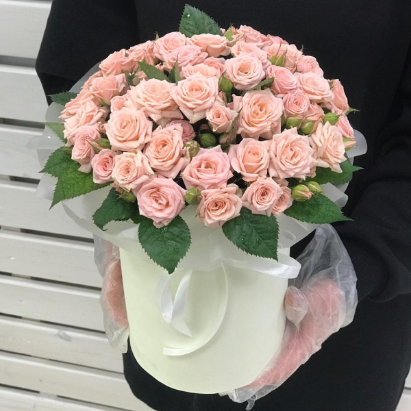 Цветы в коробке «7 кустовых роз»