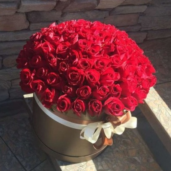 Цветы в коробке «101 красная роза»