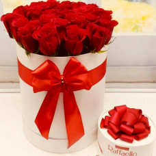 Цветы в коробке «25 Красных роз» и Рафаэлло
